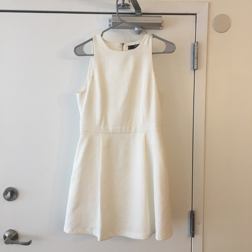 Fitted and textured knee-length white dress (M)